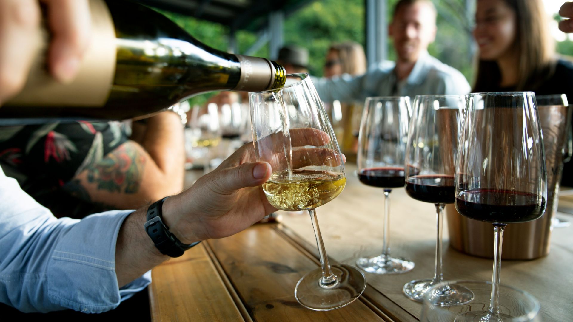 Servicio de vino blanco en copa