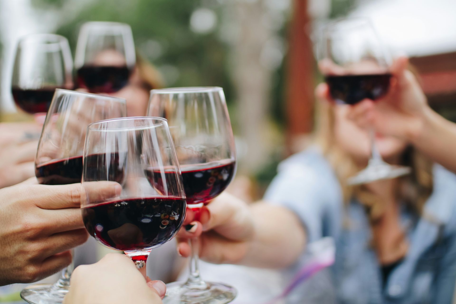Brindis con copas de vino